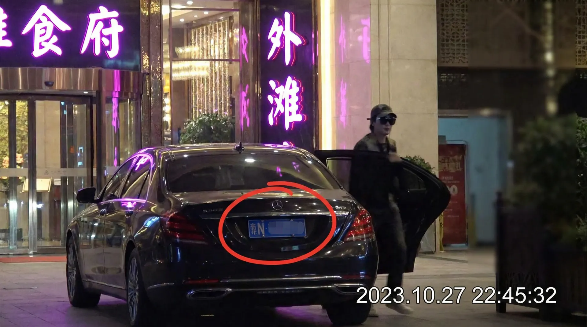 暗网-暗网影视最新原创与精选视频 - 豪车餐厅外被拍